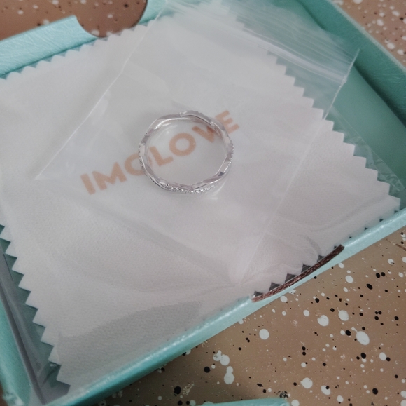 Elegant Silver Twisted Moissanite Band Ring - Picture 2 of 8